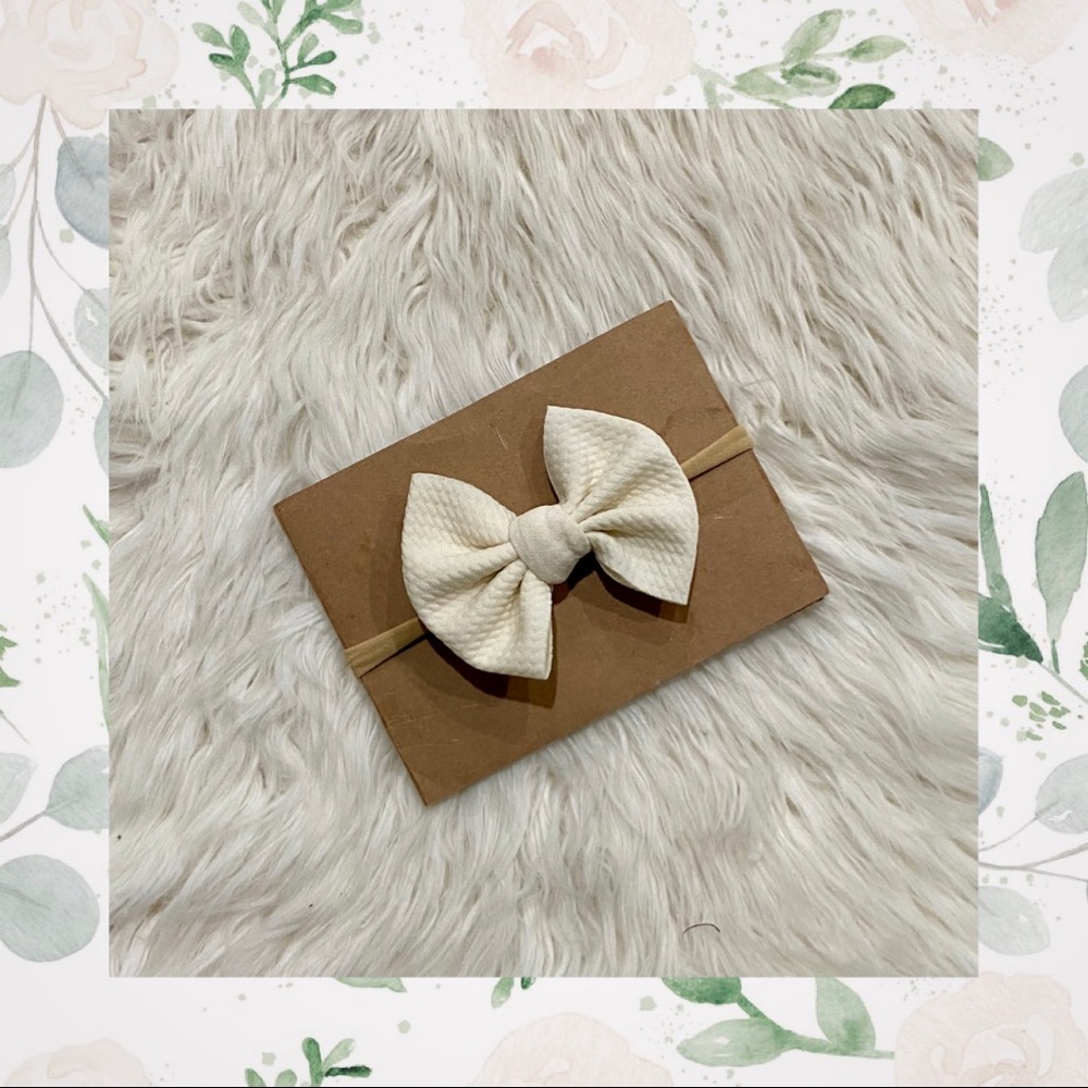 👑Ivory Classic Bow on Nylon or Clip In!